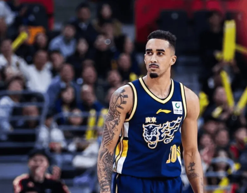 奎因半场10中2，三分5中0得到4分3篮板4助攻1抢断1盖帽